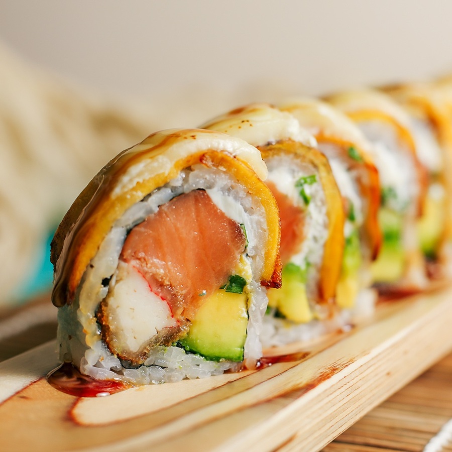 Roll tempura de Sugoi con salmón y aguacate