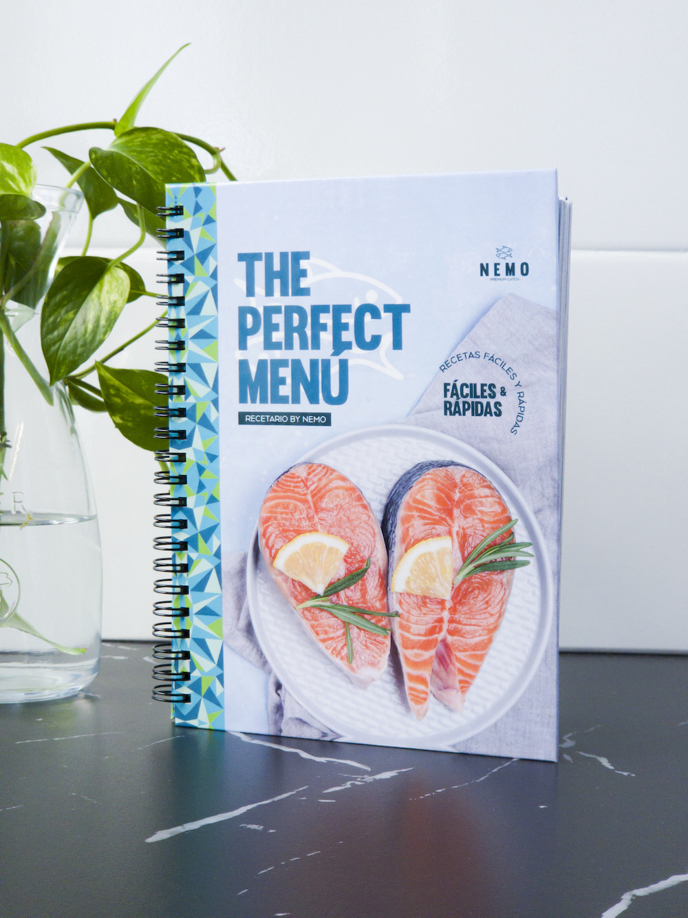 Recetario The Perfect Menu de Nemo, con recetas fáciles y rápidas y dos filetes de salmón con limón en la portada