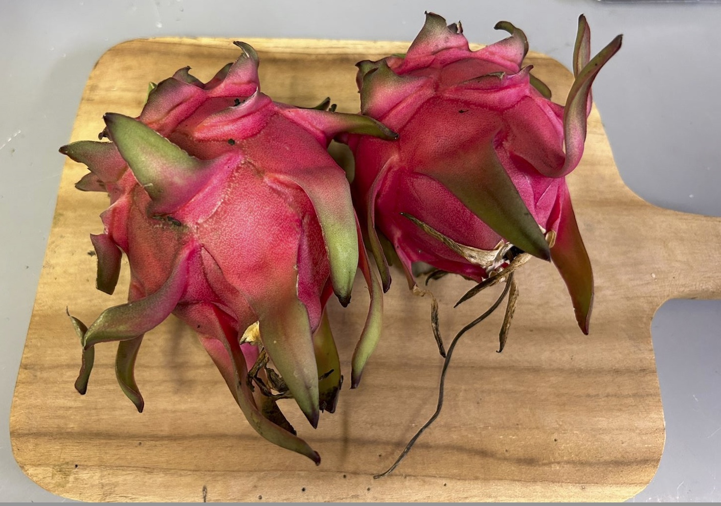 Pitahayas rosadas sobre una tabla de madera